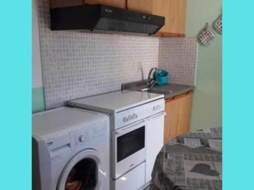 a kitchen with a stove and a washing machine at Appartamenti Don Guglie' in Cetraro