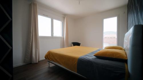 une chambre avec un lit et deux fenêtres dans l'établissement Belle Villa Contemporaine 10/12 personnes, à Pont-du-Château