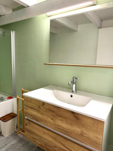 une salle de bain avec un lavabo et un miroir dans l'établissement Superbe duplex entre le Vieux Nice et la Prom, à Nice