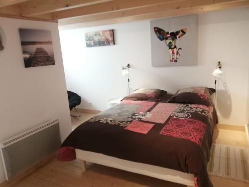 une chambre avec un lit dans une pièce dans l'établissement Appartement Guidel - Capitaine Quillien, à Guidel