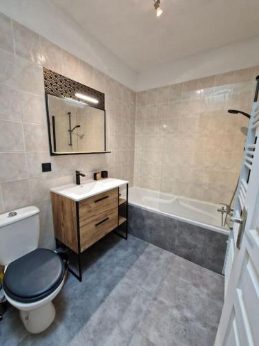 une salle de bain avec toilettes, lavabo et baignoire dans l'établissement Maison 6 pers Evasion Landaise proche plage et à côté du lac, à Vielle-Saint-Girons