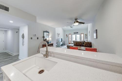 Una cocina con fregadero y una sala de estar. en Mermaid Place, en Rockport
