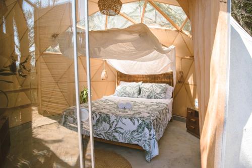 a bedroom with a bed in a tent at AguaMar Vichayito in Los Órganos
