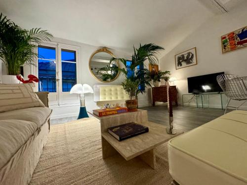 un salon avec un canapé et une table dans l'établissement Superbe duplex entre le Vieux Nice et la Prom, à Nice