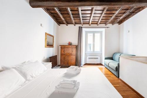 Bottega Augustea Duplex apartment in Monti