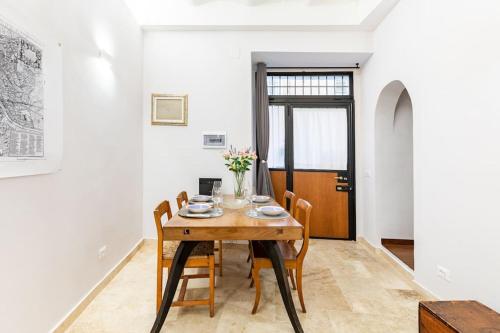 Bottega Augustea Duplex apartment in Monti