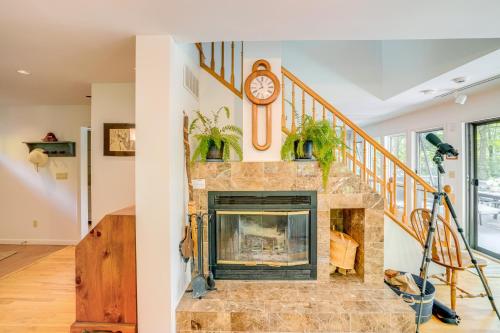 Φωτογραφία από το άλμπουμ του Great Barrington Lakeside Getaway with Kayak and Grill σε Great Barrington