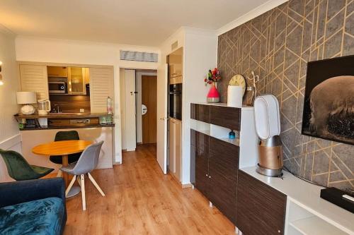 un salon avec un canapé et une table dans l'établissement Paris La Defense - Modern Apartment with Jacuzzi, à Courbevoie