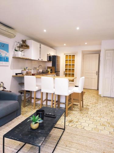 Photo de la galerie de l'établissement Appartement 7 - LES SUITES DE ROBINSON - Résidence avec piscine en bord de Siagne, à Mandelieu-La-Napoule, à Mandelieu-la-Napoule