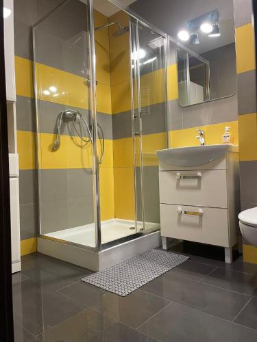 Ένα μπάνιο στο Apartament Panorama z bezpłatnym parkingiem