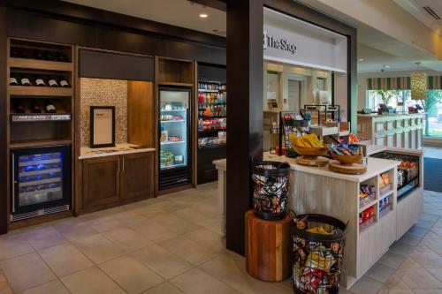 a grocery store with a counter in a store at Hilton Garden Inn St. Louis/Chesterfield in Chesterfield