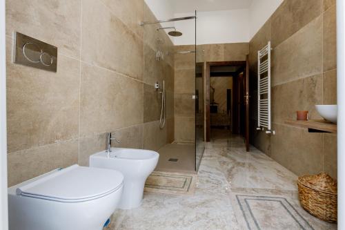 a bathroom with a toilet and a shower and a sink at Residenza Carlandi Tivoli in Tivoli