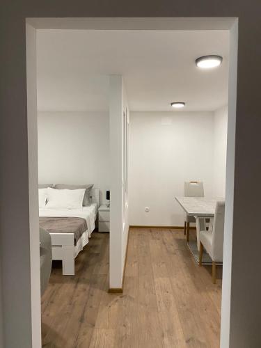 Llit o llits en una habitació de Guest Accommodation Grozdanić