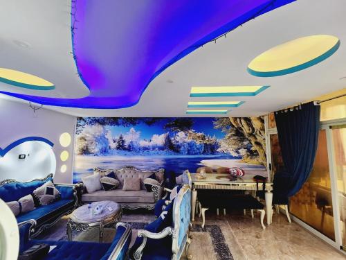 a room with a ceiling with a whale painting at شقة فندقية مكيفة ميامي ع البحر مباشرةً in Alexandria