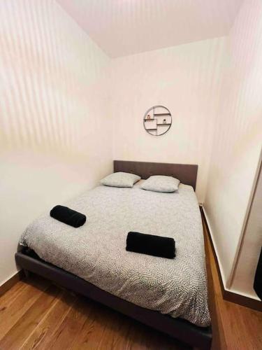 une chambre avec un lit avec deux oreillers dessus dans l'établissement Joliette, Charmant T2 , hôpital Européen 13002, à Marseille