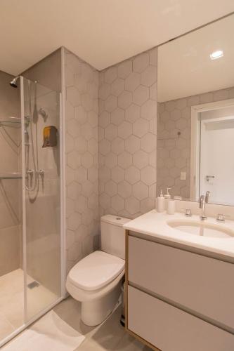a bathroom with a toilet and a sink and a shower at HLB_1508, com vaga de estacionamento, mercado 24h ao lado e a 11km do Aeroporto Internacional de Guarulhos in Guarulhos