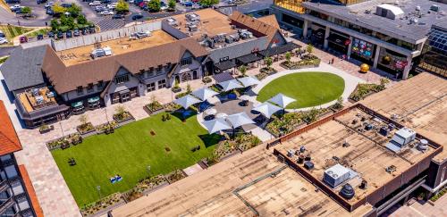 an overhead view of a building with a park at Sheraton Westport Plaza in Maryland Heights