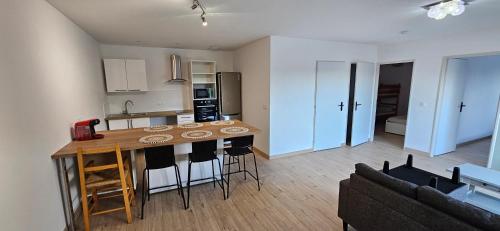 une cuisine avec un comptoir en bois dans une pièce dans l'établissement Villa des Moulins, à Gabian