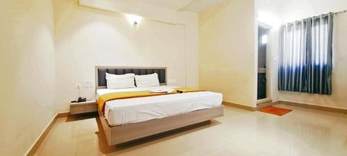 Ένα ή περισσότερα κρεβάτια σε δωμάτιο στο Hotel White Stone Premier Inn
