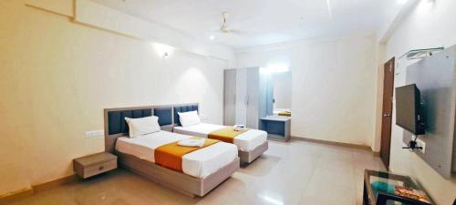 Ένα ή περισσότερα κρεβάτια σε δωμάτιο στο Hotel White Stone Premier Inn