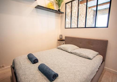 - une chambre avec un lit avec deux oreillers et une fenêtre dans l'établissement Opéra, Vieux-Port, Charmant type 2, à Marseille