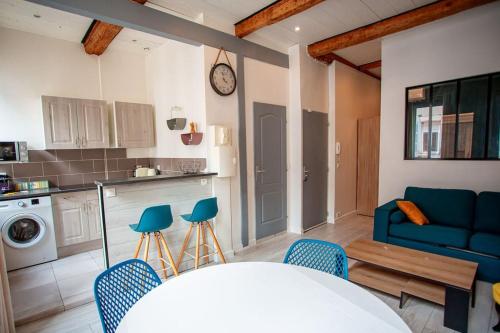une cuisine et un salon avec une table et des chaises dans l'établissement Opéra, Vieux-Port, Charmant type 2, à Marseille