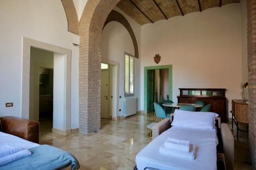 um quarto com duas camas, uma mesa e cadeiras em Fororomano Luxury em Roma