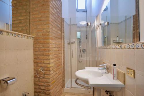 um banheiro com pia e chuveiro em Fororomano Luxury em Roma