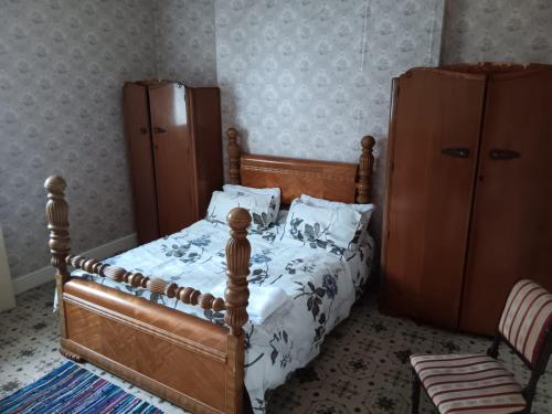 una camera con letto in legno e cassettiera di 2 hampstead Liverpool a Liverpool