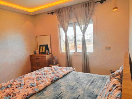 エル・ハーフラにあるRésidence luxueuse de Vacances avec 2 piscines à Harhoura Rabat - Temaraのベッドと窓のある寝室