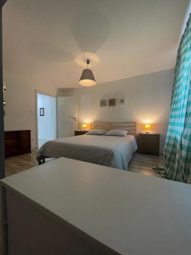 ein Schlafzimmer mit einem großen Bett und einem Tisch in der Unterkunft Appartement Centre Alsace in Gertwiller