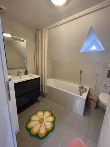 ein Badezimmer mit Badewanne, Waschbecken und Toilette in der Unterkunft Appartement Centre Alsace in Gertwiller
