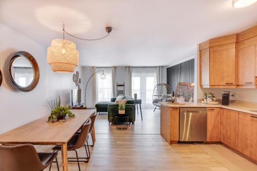 a kitchen and living room with a table and a dining room at Condo 201 - District Branché St-Roch Parking inclus in Quebec City