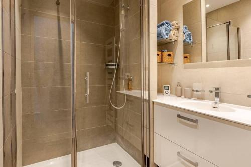 une salle de bain avec douche et lavabo dans l'établissement Magnifique 2 pièces avec balcon proche Martinez et Croisette, à Cannes