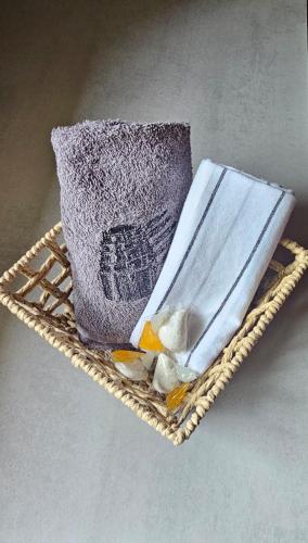 a wicker basket with two towels and a napkin at La Grange in Verlincthun