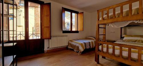 Un dormitorio con dos literas y una escalera. en Los Tres Mallos, en Islallana