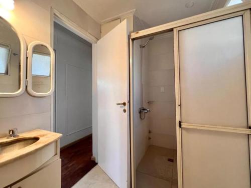 ein Badezimmer mit Dusche und Waschbecken in der Unterkunft Departamento centro Mendoza a Pasos de la terminal in Barraquero