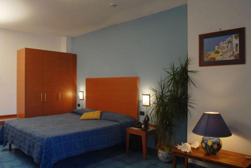 Hotel La Tonnara tesisinde bir odada yatak veya yataklar