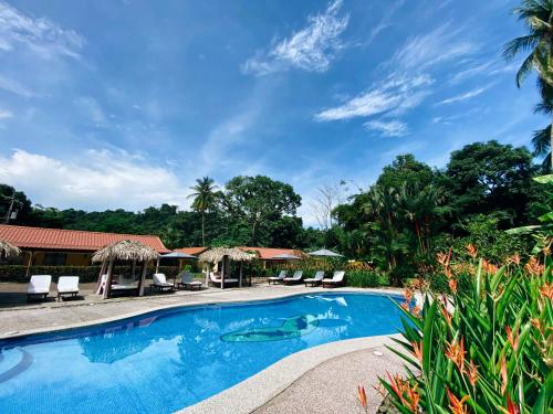 Bazén v ubytování Hotel Playa Espadilla & Gardens nebo v jeho okolí