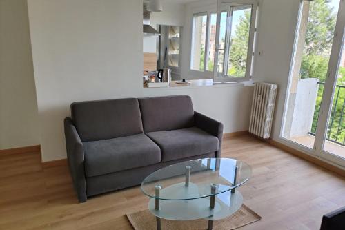 Photo de la galerie de l'établissement Family apartment with balcony in Avignon, à Avignon