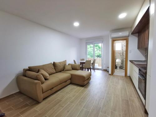 una sala de estar con un sofá y una mesa en Obala Lux Apartman, en Sutomore