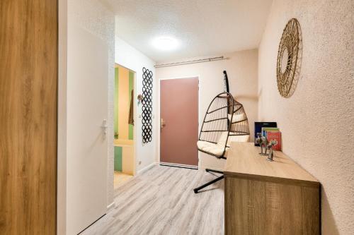 - un couloir avec un bureau et une chaise dans la chambre dans l'établissement Résidence Saint-Raphaël Valescure - maeva Home - Appartement vue forêt 2 Pièces 4 Personnes - Prestige - super Home MAE-3314, à Valescure