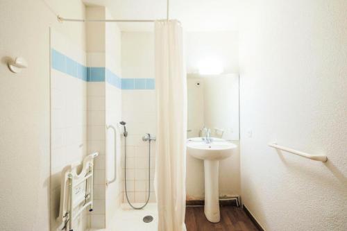 une salle de bain blanche avec un lavabo et une douche dans l'établissement Résidence La Crête du Berger - maeva Home - Studio 4 personnes - Confort MAE-1764, à Agnières-en-Dévoluy