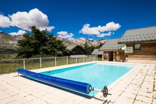une grande piscine avec un gonflable bleu dans l'établissement Résidence La Crête du Berger - maeva Home - Appartement 2 pièces 4 personnes - Confort MAE-1774, à Agnières-en-Dévoluy