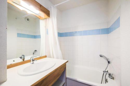 une salle de bain avec un lavabo et une baignoire dans l'établissement Résidence La Crête du Berger - maeva Home - Appartement 2 pièces 4 personnes - Confort MAE-1774, à Agnières-en-Dévoluy
