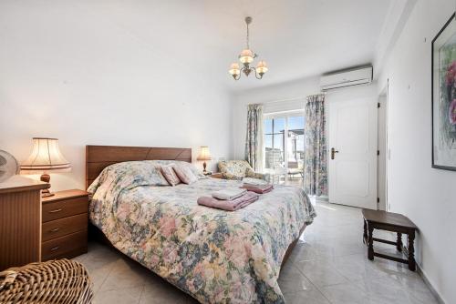 a bedroom with a bed and a desk and a window at Vista Tavira Apartmento in Tavira