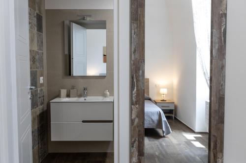 a bathroom with a sink and a mirror at Villa Ramona in Noicattaro