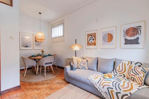 a living room with a couch and a table at Apartamento com terraço in Porto