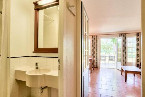 une salle de bain avec un lavabo et un miroir dans l'établissement Les maisons de Moliets - maeva Home - Maison 4 pièces 8 personnes - Confort MAE-2094, à Moliets-et-Maa