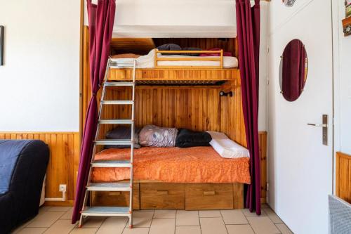 Cette chambre dispose de lits superposés et d'une échelle. dans l'établissement Résidence Val Cristal - maeva Home - Studio 5 Personnes - Budget MAE-2444, à Font-Romeu-Odeillo-Via